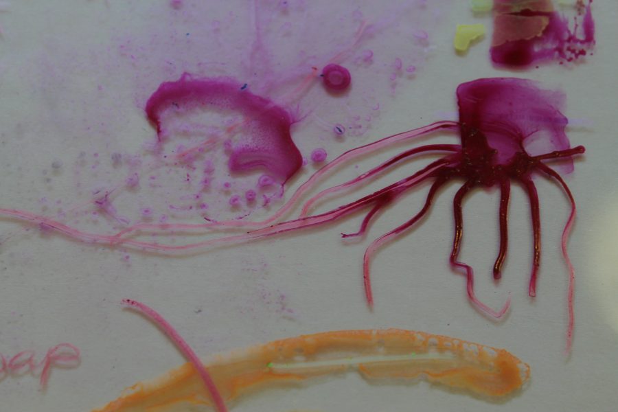When making the test print, Alonzo-Barkigia experimented with different types of inks and Woody crayons. He also used dishwashing soap to dilute the colours and create unique marks where bubbles formed and popped on the plate’s surface. This effect can be seen in this close-up shot. 