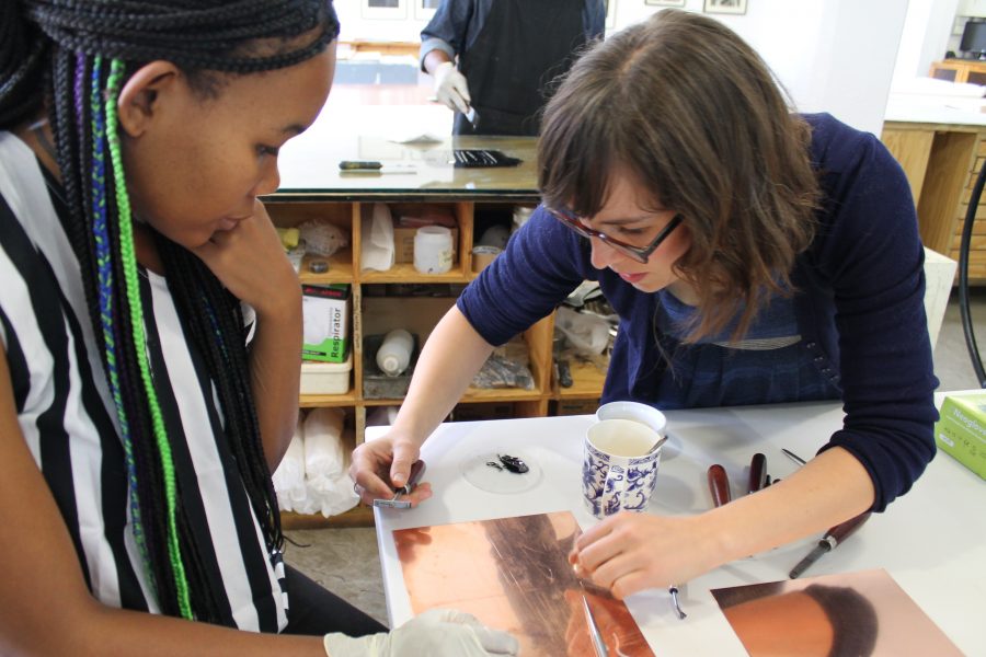 Jill Ross demonstrates different mark-making techniques. 